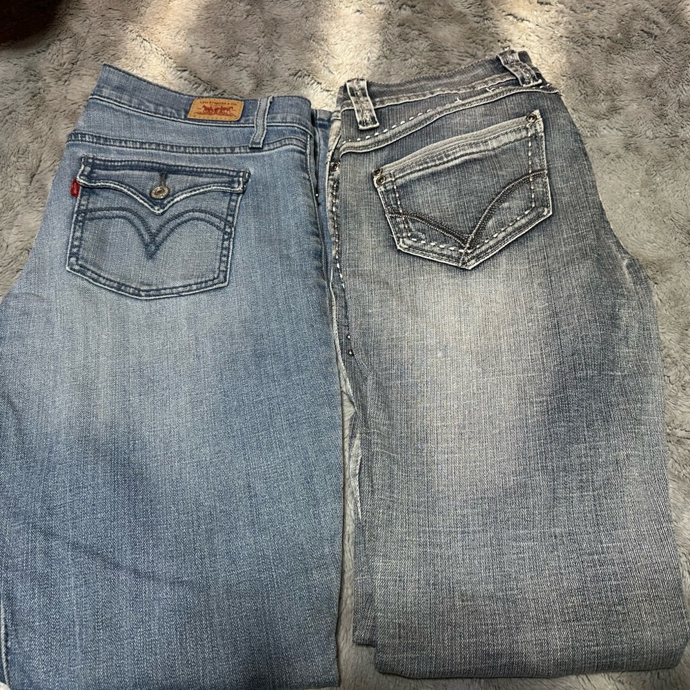 2 pair women’s jeans size 7 LEVIS YASO